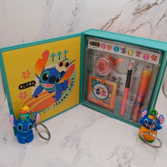 Stitch Makeup & 2 keychains NWT - Picture 6 of 11